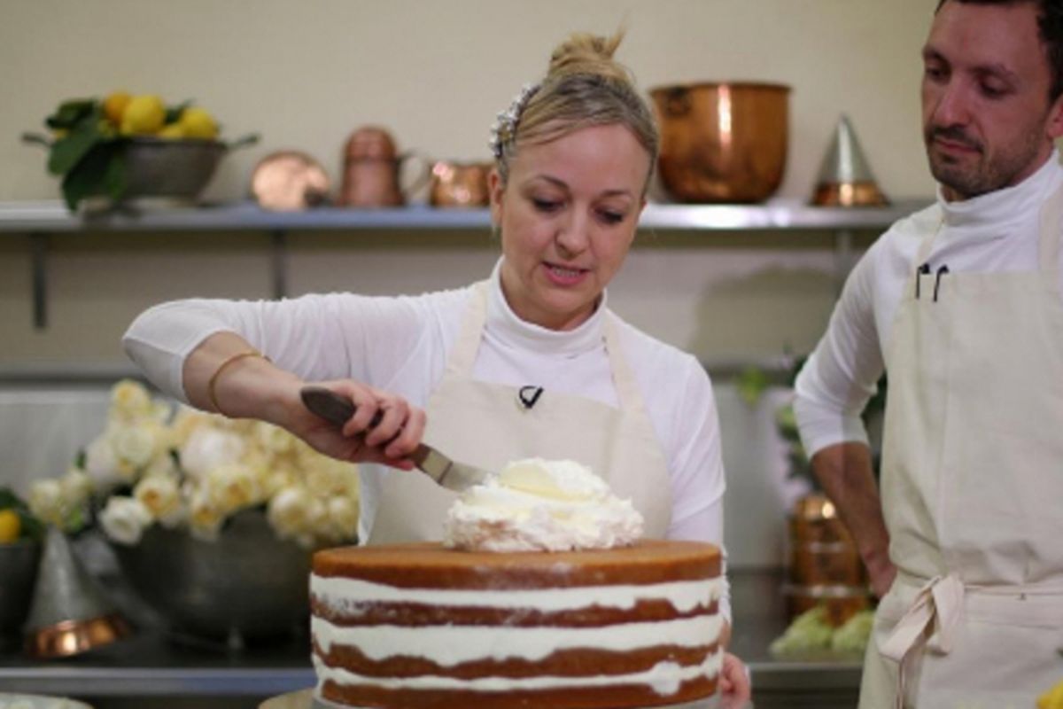 Claire Ptak, pemilik Violet Bakery dan Izaak Adams (head baker) tengah membuat kue pernikahan untuk Harry dan Meghan Markle. 