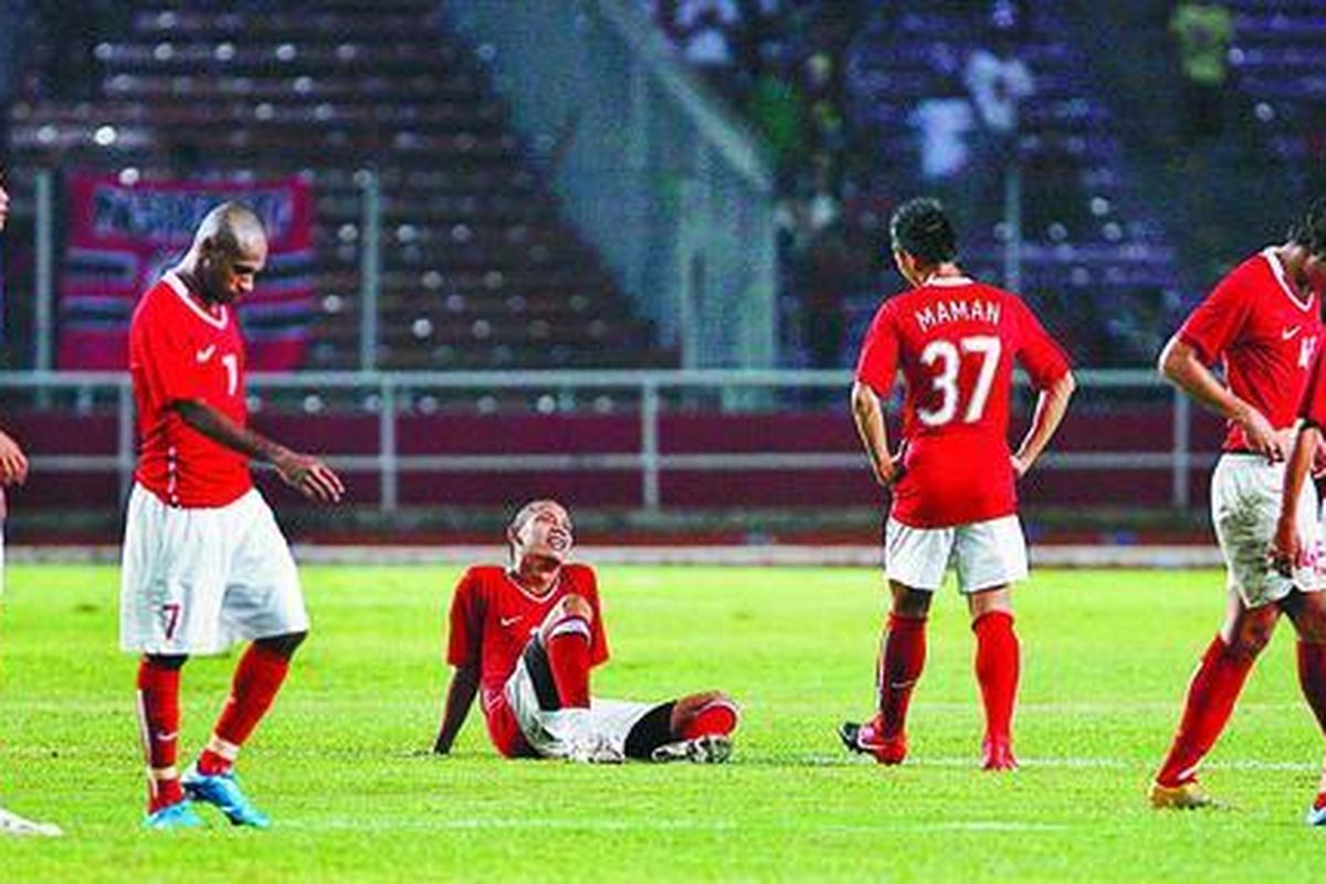 Pemain Indonesia mengakhiri pertandingan dengan kecewa setelah ditahan imbang 1-1 oleh Kuwait dalam lanjutan kualifikasi Piala Asia 2011 Grup B di Stadion Utama Gelora Bung Karno, Jakarta, Rabu (18/11).