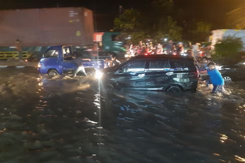 Cerita Pelajar SMP Meraup Berkah dari Banjir Kahatex yang Lumpuhkan Jalan Bandung-Garut