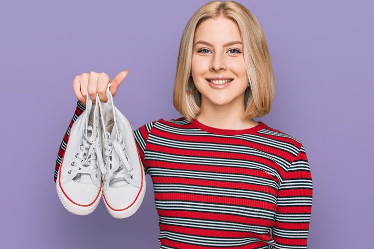 Menurut sosiolog, maraknya sneakers KW menunjukkan kebutuhan masyarakat akan fesyen terjangkau, meski berbenturan dengan aturan HKI global.