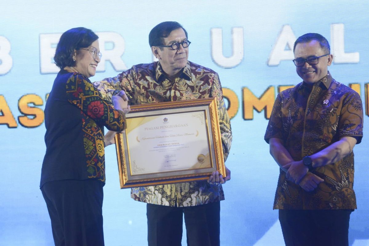 Menteri Hukum dan HAM (Menkumham) Yasonna H Laoly  saat menerima penghargaan penghargaan atas kinerja anggaran terbaik Kementerian Hukum dan Hak Asasi Manusia (Kemenkumham) pada 2022 dari Menteri Keuangan Sri Mulyani dalam acara Rapat Koordinasi Nasional (Rakornas) Pelaksanaan Anggaran Tahun 2023 di Ballroom Dhanapala, Kemenkeu, Jalan Senen Raya Nomor 1, Jakarta Pusat, Rabu (17/5/2023).
