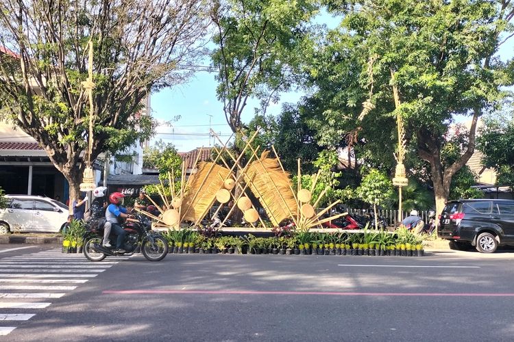 Panggung Hiburan Pernikahan Kaesang-Erina di Depan Rumah Dinas Wali Kota Solo, Loji Gandrung, Jalan Slamet Riyadi.