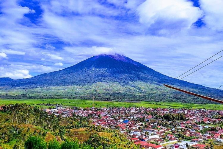 Ilustrasi Gunung Kerinci di Sumatera Barat.