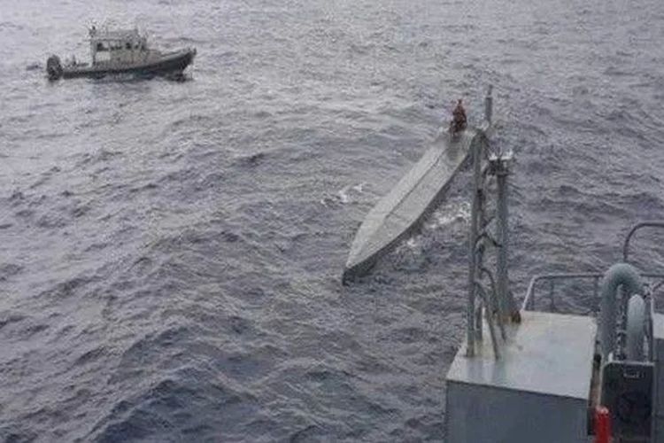 Foto kapal selam narkoba yang berhasil dicegat oleh Angkatan Laut Kolombia pada Minggu (21/1/2024).