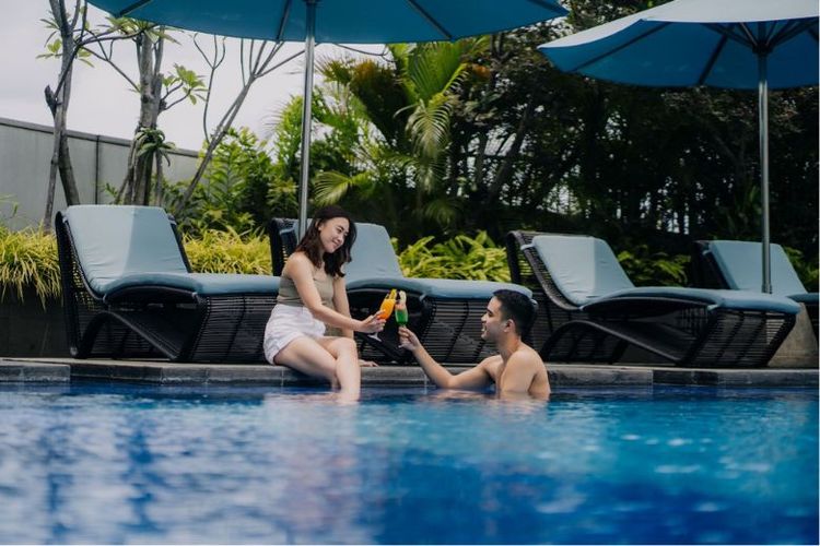 Ilustrasi tamu hotel sedang berada di kolam renang Sheraton Grand Jakarta Gandaria City Hotel. 

