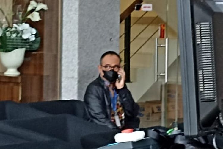 Mantan Pejabat Direktorat Jenderal Pajak (DJP) Rafael Alun Trisambodo mendatangi gedung Merah Putih Komisi Pemberantasan Korupsi (KPK), Rabu (1/3/2023).
