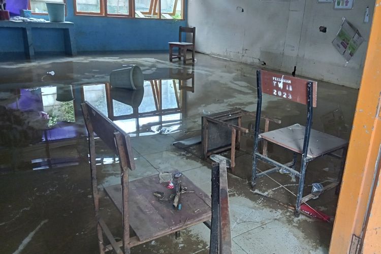 Kondisi salah satu ruang kelas di SMAN 19 Makassar, Kecamatan Manggala, Kota Makassar, Sulsel, yang terendam air dan tanah, Jumat (19/1/2024).