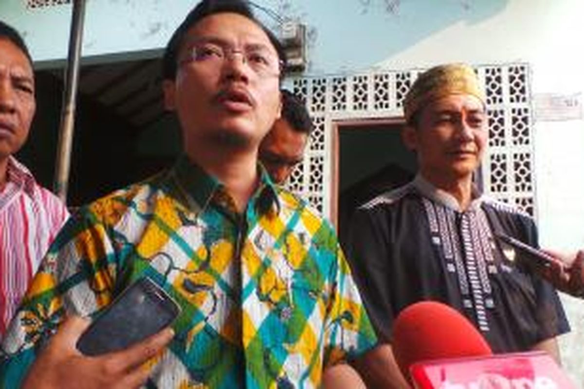 Komisioner Bidang Pengaduan dan Advokasi KPAI Kota Bekasi Rury Arief Rianto di rumah Evan Christoper di Bekasi. Minggu (2/8/2015).