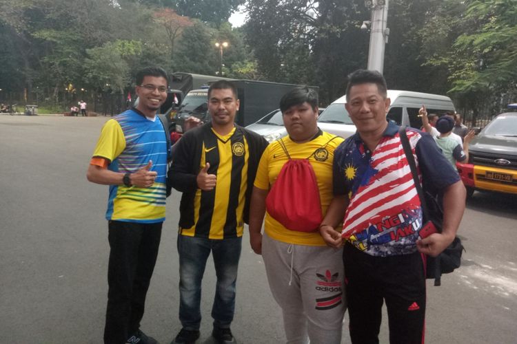 Sejumlah suporter timnas Malaysia yang datang menyaksikan laga tim negaranya menghadapi Indoneaia di Stadion Utama Gelora Bung Karno, Jakarta, Kamis (5/9/2019).