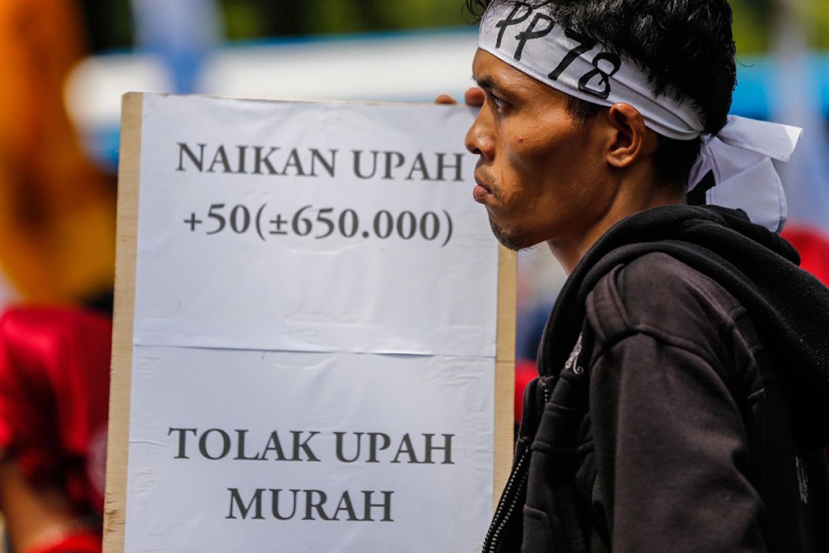 Massa dari berbagai organisasi buruh melakukan aksi unjuk rasa di depan Balai Kota DKI Jakarta, Jalan Medan Merdeka Selatan, Sabtu (10/11/2017). Buruh menolak upah minimum provinsi DKI Jakarta 2018 yang telah ditetapkan Gubernur DKI Jakarta Anies Baswedan.