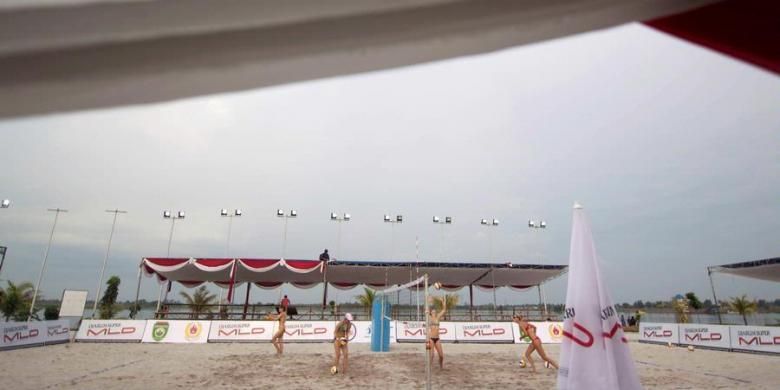 Pebola voli pantai putri Jepang (kiri) dan Australia berlatih menjelang turnamen voli pantai Asia Pasifik 2013 di Kompleks Olahraga Jakabaring, Palembang, Sumatera Selatan, Rabu (17/4/2013). Kejuaraan yang memperebutkan piala Gubernur Sumatera Selatan tersebut akan diikuti 15 negara dan berlangsung 18 - 20 April.
