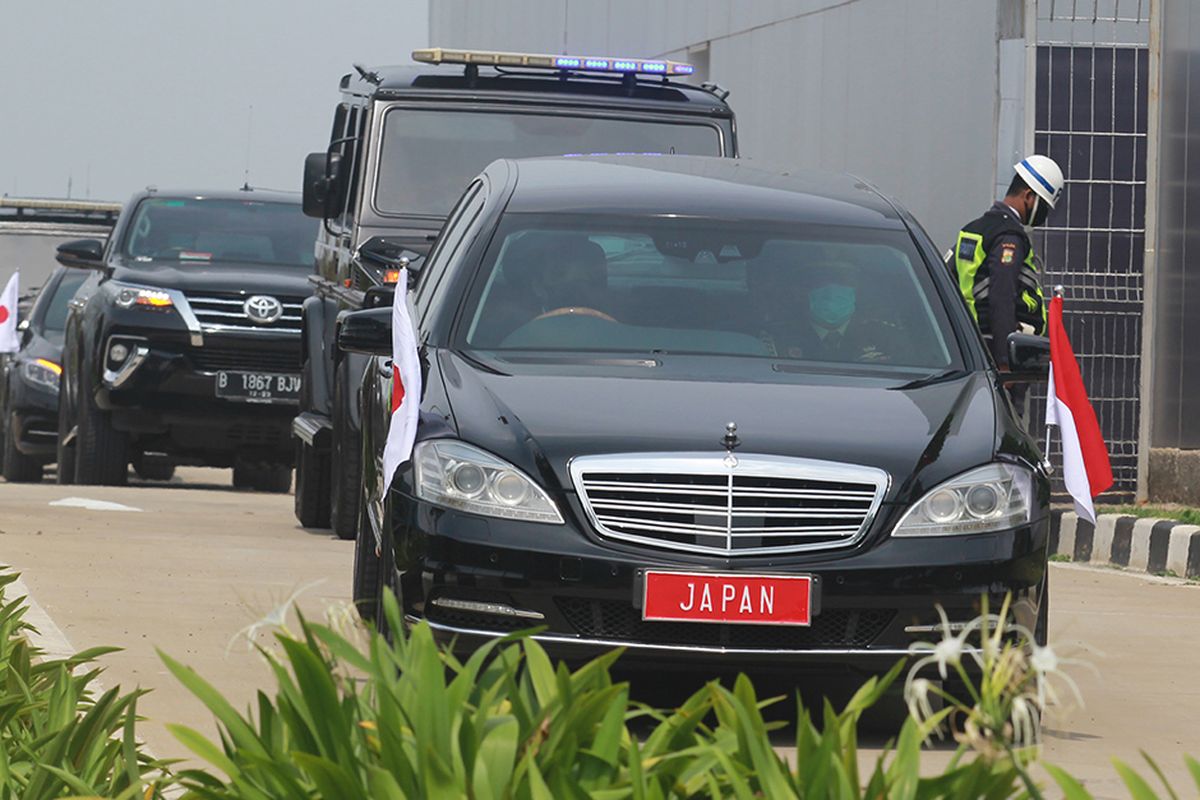 Iring-iringan kendaraan yang ditumpangi Perdana Menteri Jepang Yoshihide Suga bersama Madam Suga Mariko bersiap meninggalkan Terminal VVIP setibanya dari Vietnam di Bandara Soekarno Hatta, Tangerang, Banten, Selasa (20/10/2020). PM Jepang melakukan lawatan kenegaraan ke Indonesia dalam rangka meningkatkan hubungan bilateral antar-kedua negara.