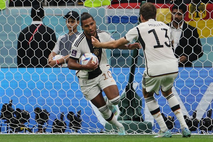 Penyerang timnas Jerman, Serge Gnabry, merayakan gol yang ia cetak ke gawang Kosta Rika pada laga Grup E Piala Dunia 2022 di Stadion Al-Bayt pada 1 Desember 2022.