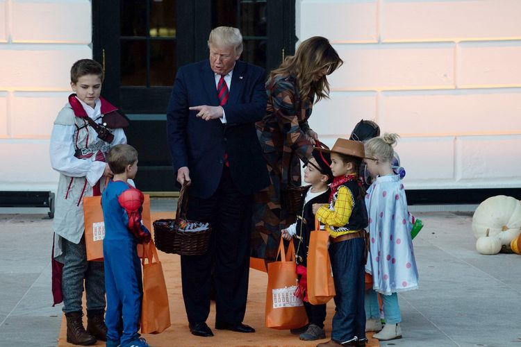 Momen Trump dan Melania Rayakan Halloween di Gedung Putih, dari Bagi-bagi Permen hingga Atraksi Pesawat