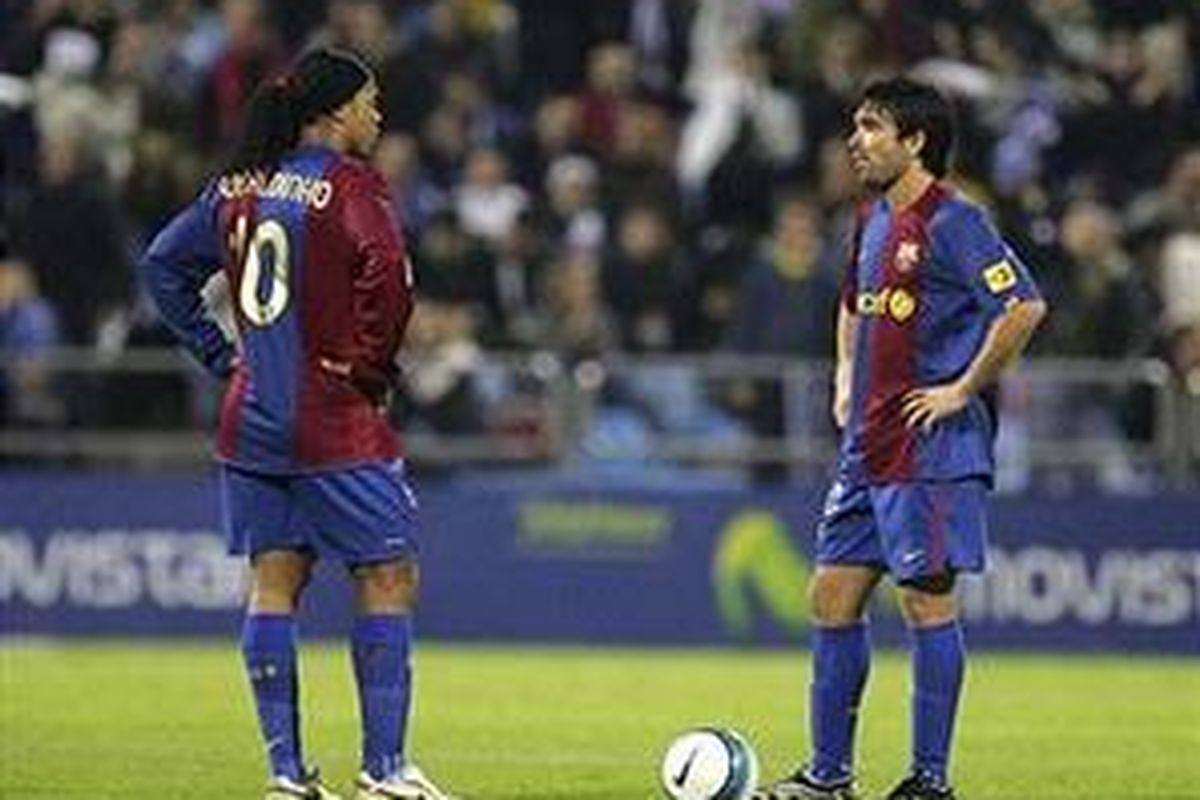 Ronaldinho (kiri) dan Deco, dua pemain yang kini diisukan bakal hijrah ke Chelsea.