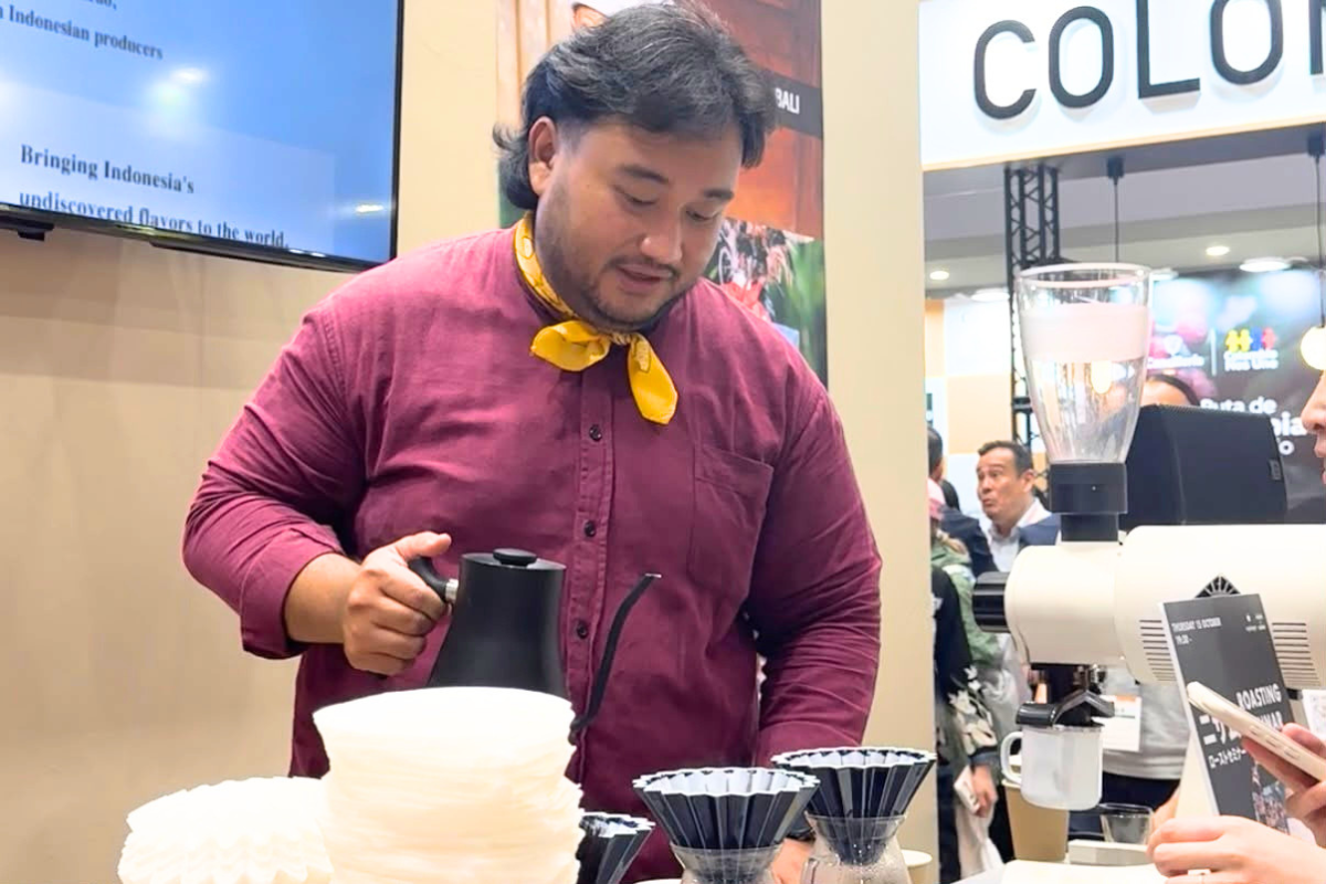 Nizam Pasha Lolowang, juara UAE National Roasting Championship 2026, sedang meracik kopi untuk pengunjung SCAJ World Specialty Coffee Conference and Exhibition 2026.