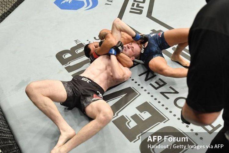 Petarung UFC asal Finlandia, Makwan Amirkhani, melilit leher Danny Henry dengan submission anaconda choke dalam preliminary card UFC 251, Minggu (12/7/2020) di Yas Island, Abu Dhabi.