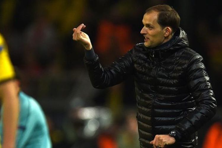 Pelatih Borussia Dortmund, Thomas Tuchel, memberikan instruksi kepada para pemainnya pada laga leg pertama perempat final Liga Europa di Signal Iduna Park, Kamis (7/4/2016) waktu setempat.