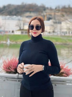 Aura Kasih membagikan gaya liburannya di Jepang. Dari monokrom hingga coat panjang, tampil simpel, rapi, dan timeless saat city stroll.