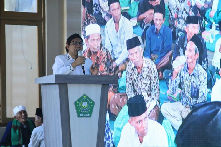 Menteri Desa PDTT Abdul Halim Iskandar menghadiri Peringatan Maulid Nabi Muhammad SAW bersama para kades di Yayasan Al Hasani, Kabupaten Sampang-Madura, Provinsi Jatim, Minggu (5/11/2023)