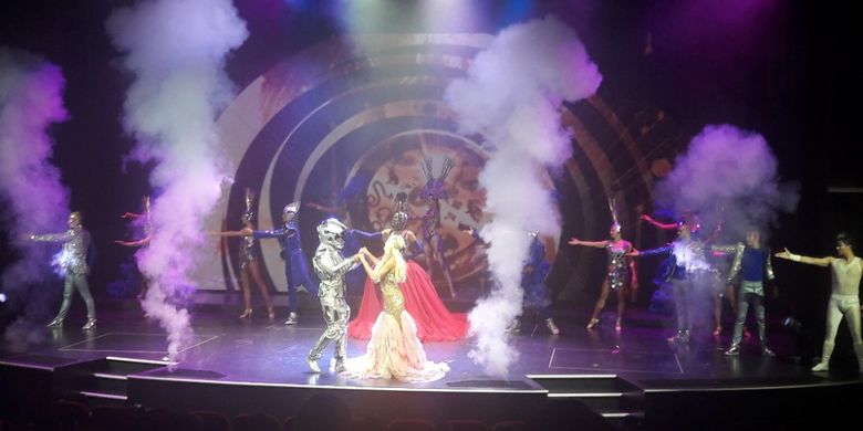 Petunjukan hiburan yang ditampilkan di Zodiac Theatre di kapal ppesiar Genting Dream Cruise