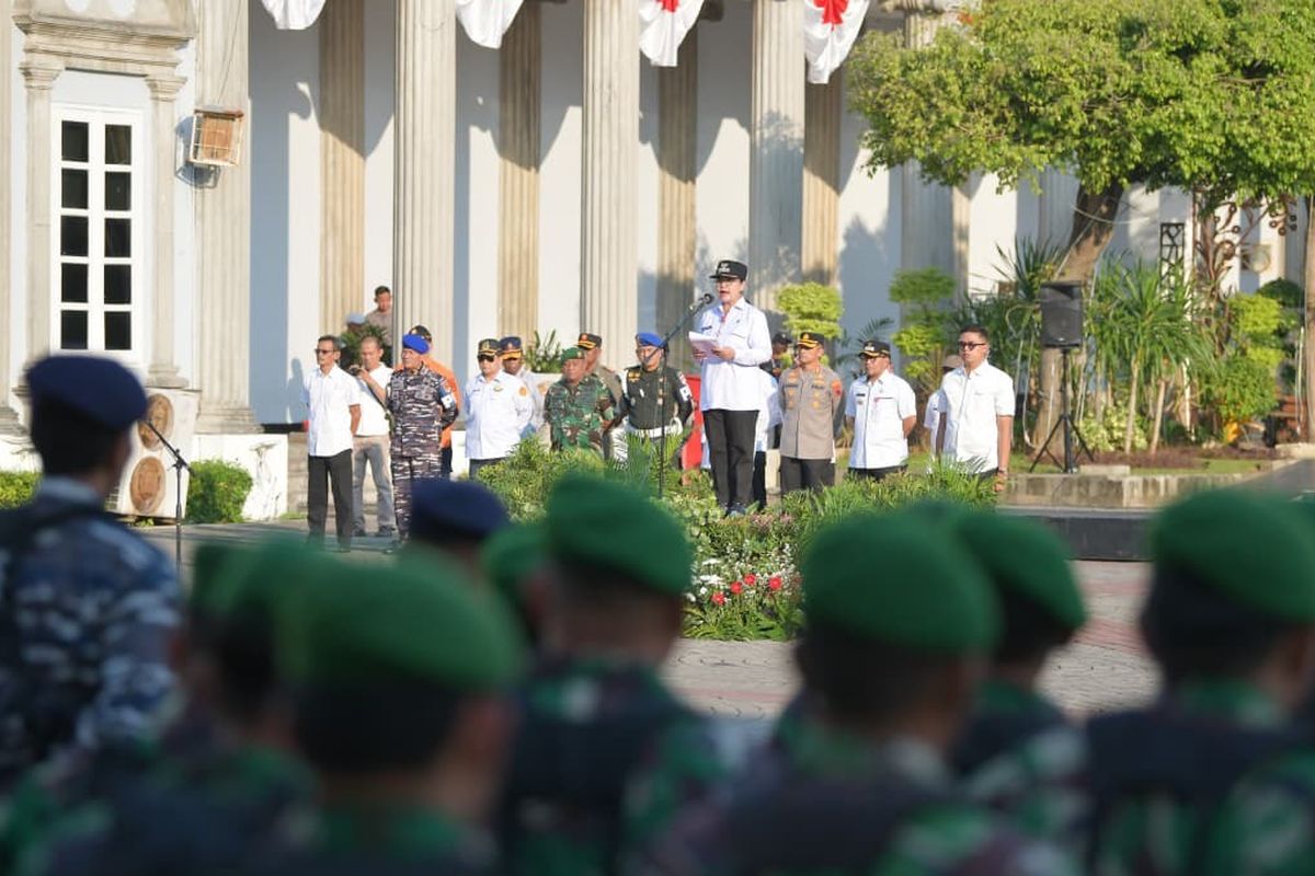 Wali Kota Semarang Agustina Wilujeng saat memberikan arahan dalam Apel Bersama Semarang Damai di halaman Balai Kota Semarang, Jawa Tengah, Jumat (19/9/2025) sore.