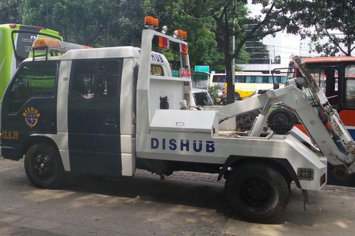 Mobil derek milik Dinas Perhubungan DKI Jakarta