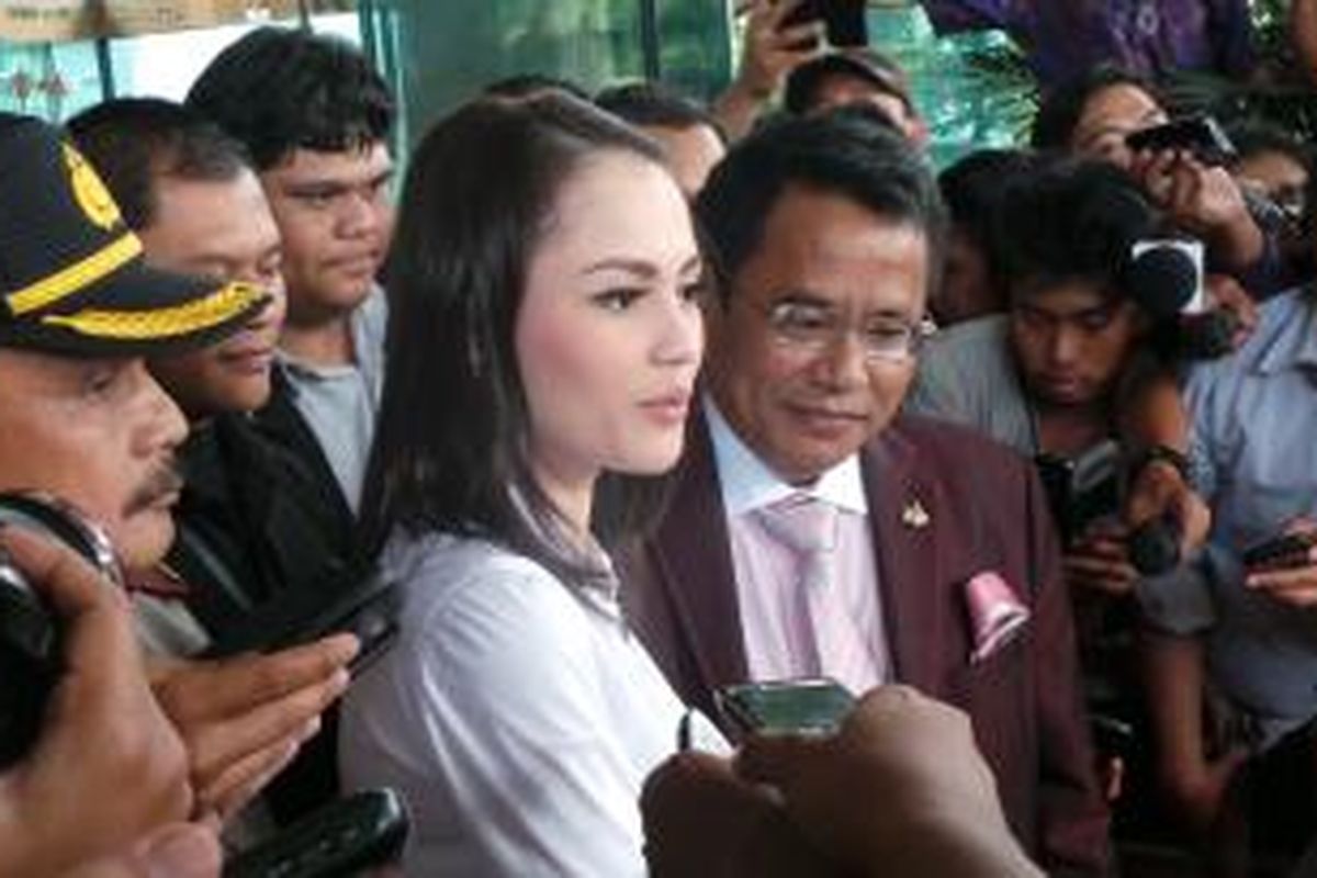 Artis Jennifer Dunn di Komisi Pemberantasan Korupsi (KPK), Jumat (14/2/2014). Jennifer telah diperiksa sebagai saksi kasus dugaan pencucian uang yang menjerat Tubagus Chaeri Wardana alias Wawan.