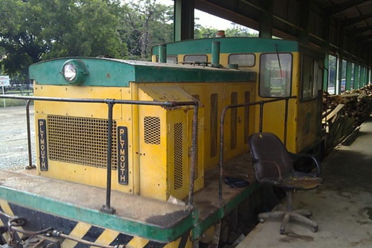 Lokomotif kereta api moda distribusi pupuk PT Pupuk Kujang pada 1980 - 2000.
