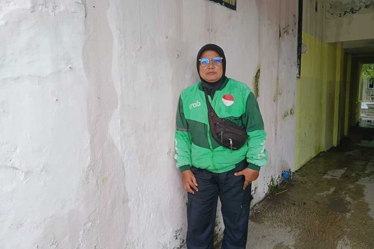 Kisah Ade Fatimah, Driver Ojol Perempuan di Cirebon yang Berjuang Biayai 2 Anak di Pesantren