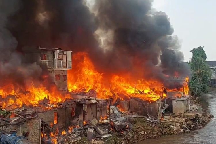 Kebakaran permukiman padat penduduk di bantaran Sungai Ciliwung, Jalan Manggarai Utara II, Tebet, Jakarta Selatan, Kamis (14/12/2023).