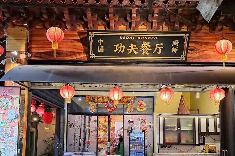 Salah satu gerai yang ada di jalan Kapasan Dalam, Surabaya, dalam momen Kapasan Feast Imlek 2025.