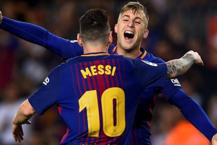 Penyerang Barcelona Gerard Deulofeu memeluk Lionel Messi seusai mencetak gol ke gawang Malaga dalam partai Liga Spanyol di Camp Nou, Barcelona, 21 Oktober 2017.