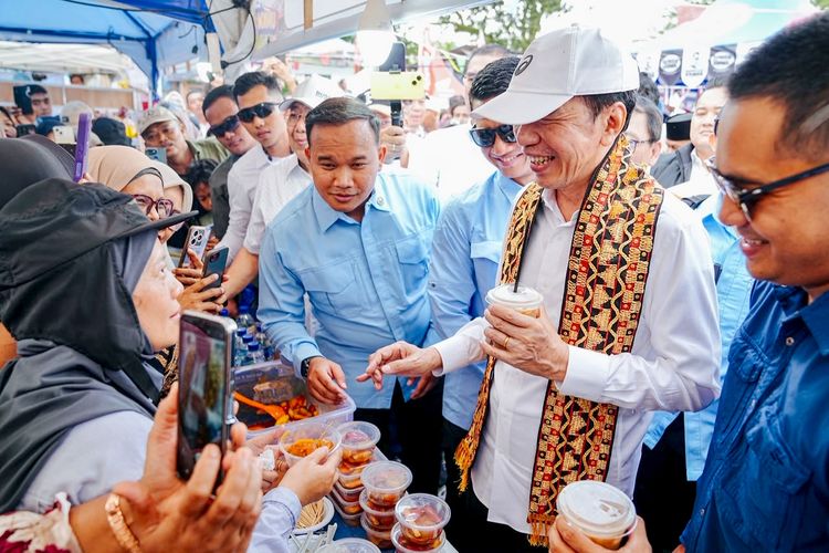 Blusukan Terakhir di Lampung, Jokowi Borong Jajanan UMKM hingga Traktir Anak-anak