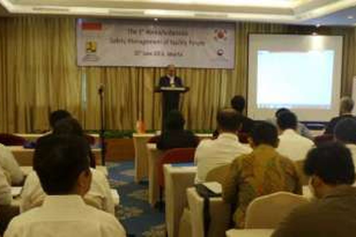 Sekretaris Direktur Jenderal Bina Konstruksi Panani Kesai saat Forum Kerjasama Kementerian PUPR dengan Ministry of Land, Infrastructure, and Transport of The Republic of Korea (MOLIT) di Hotel Century Park, Senayan, Jakarta, Rabu (15/6/2016). 