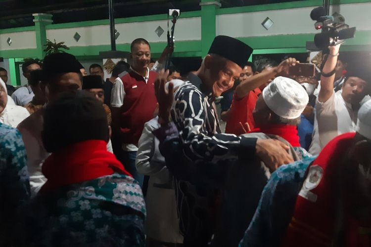 Gubernur Jawa Tengah Ganjar Pranowo hadir dalam prosesi pelepasan calon jemaah haji kelompok terbang (kloter) pertama asal Grobogan di Embarkasi Solo, Jawa Tengah, Selasa (23/5/2023) malam.