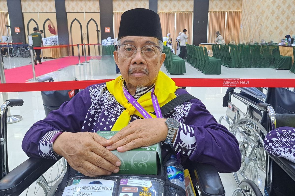 Abd Muis Daeng Nyala, calon jemaah haji (CJH) kloter19 Embarkasi Makassar asal Kabupaten Takalar, Sulawesi Selatan (Sulsel) saat tiba di Aula Arafah Asrama Haji Sudiang Makassar, Sabtu (25/5/2024).