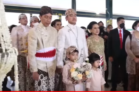 Jokowi Tersenyum Lihat Jan Ethes dan Sedah Mirah Mengantarkan Cincin Nikah Kaesang-Erina