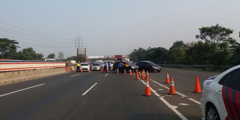 Sistem buka tutup arus yang sempat dilakukan di Tol Jakarta-Cikampek, Minggu (10/6/2018).