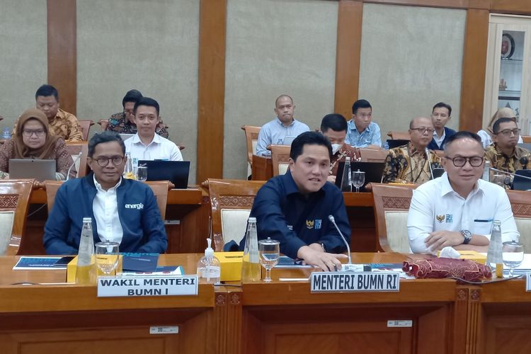 Menteri Badan Usaha Milik Negara (BUMN) Erick Thohir dalam rapat kerja dengan Komisi VI DPR di Kompleks Parlemen, Senayan, Jakarta, Senin (5/6/2023).
