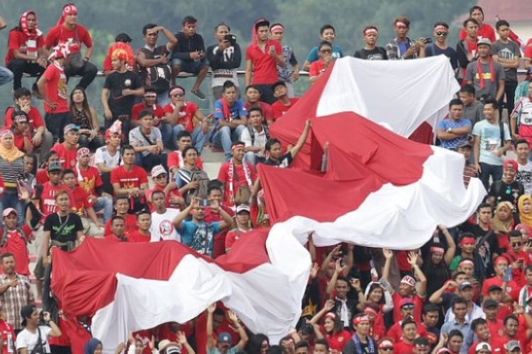 Bendera Merah Putih raksasa dibawa pendukung timnas U-22 Indonesia saat melawan Timor Leste pada laga ketiga Grup B SEA Games 2017 di Stadion MP Selayang, Selangor pada 20 Agustus 2017. 