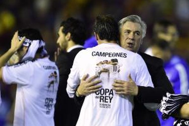 Pelatih Real Madrid, Carlo Ancelotti (kanan), merayakan kesuksesan timnya bersama Gareth Bale, setelah menang 2-1 atas Barcelona di final Copa del Rey, Rabu (16/4/2014).