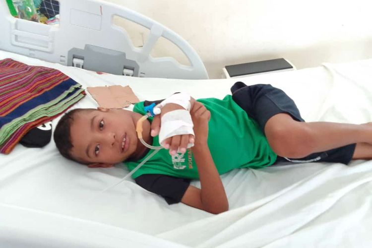 Eusebius E Prima (10) asal Desa Racang Welak, Kecamatan Welak Kabuapaten Manggarai Barat, Nusa Tenggara Timur (NTT), menderita tumor ganas. 
