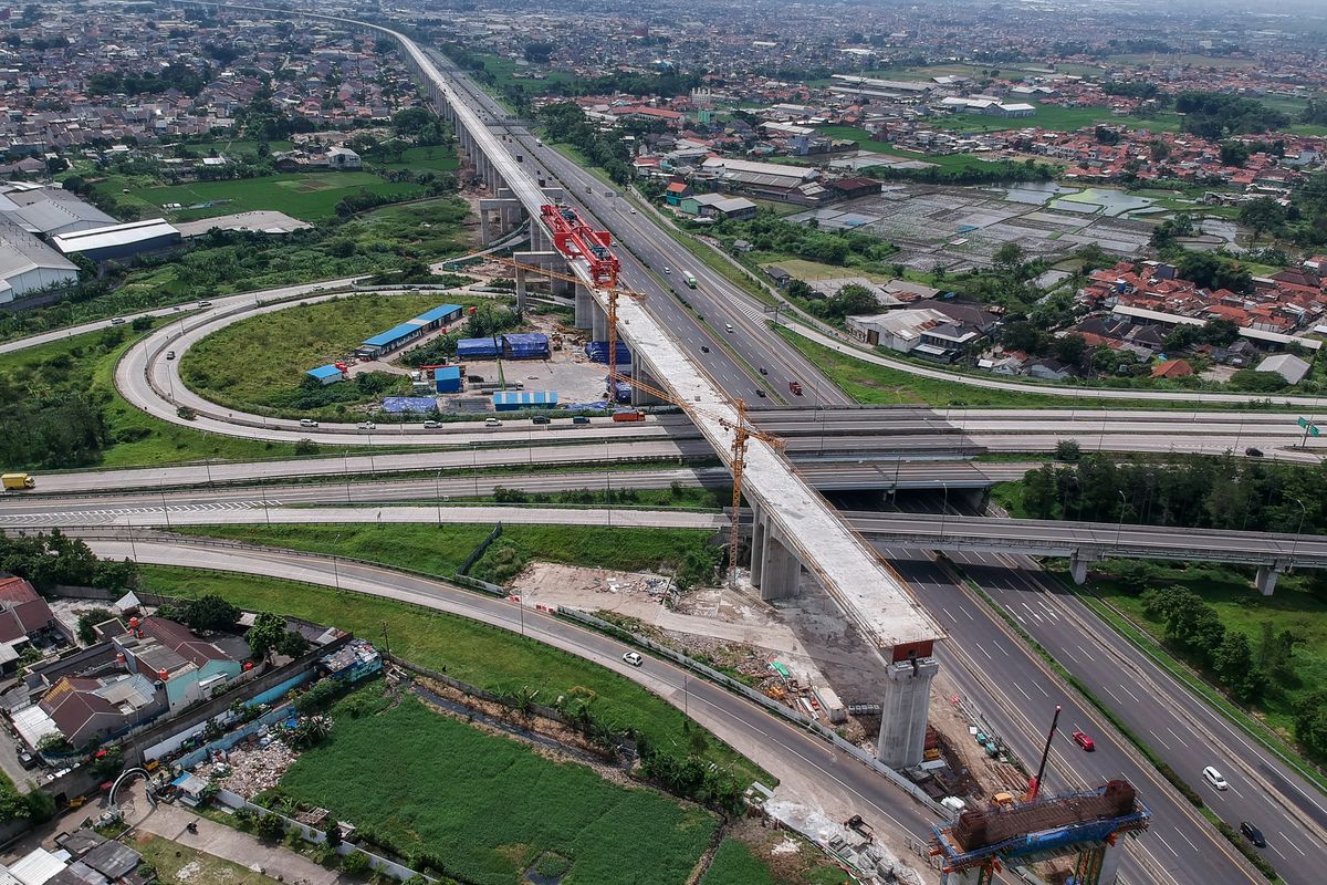 Foto udara konstruksi untuk jalur kereta cepat Jakarta-Bandung di samping Jalan Tol Purbaleunyi di Pasir Koja, Bandung Jawa Barat, Minggu (17/1/2021). Menteri Koordinator Bidang Kemaritiman dan Investasi, Luhut Binsar Pandjaitan menyatakan, proyek kereta cepat Jakarta-Bandung yang ditargetkan rampung pada 2022 mendatang diharapkan mampu memberikan dampak positif bagi perekonomian dan kemajuan bangsa serta menjadi titik lain dari modernisasi transport publik di Indonesia. ANTARA FOTO/Raisan Al Farisi/foc.