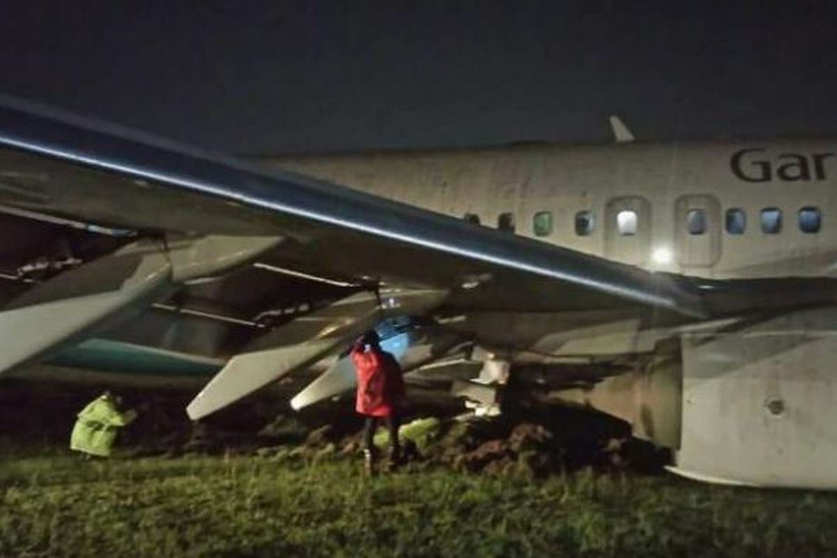 Pesawat Garuda Indonesia dengan nomor penerbangan GA 258 rute Cengkareng-Yogyakarta tergelincir saat mendarat di Landasan Bandara Adisutjipto Yogyakarta, Rabu (1/2/2017) sekitar pukul 19.50 WIB.