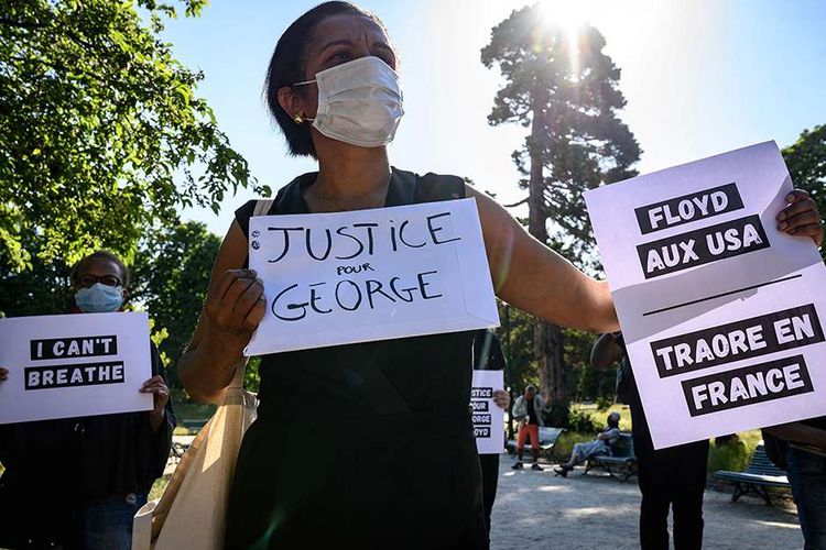 Para pengunjuk rasa berdemonstrasi di luar Kedutaan Besar AS di Paris, Perancis, memprotes kematian George Floyd di AS, Senin (1/6/2020). Kematian George Floyd setelah lehernya ditindih lutut polisi berkulit putih di Minneapolis, AS, turut menimbulkan reaksi keras dari banyak orang di berbagai negara.