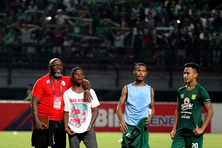 Pelatih Persipura Jayapura, Jacksen F Tiago seusai pertandinganturut bernyanyi bersama pemain Persebaya Surabaya di Stadion Gelora Bung Tomo Surabaya, Jawa Timur, Jumat (02/08/2019) malam. 