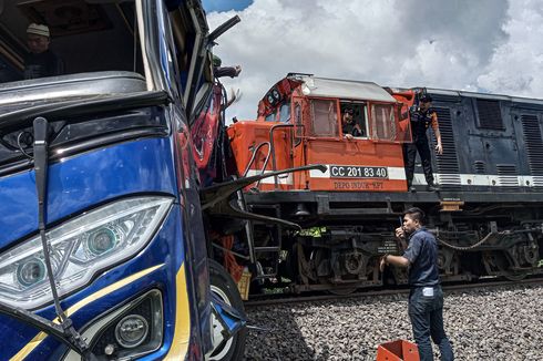 Kecelakaan Fatal Kereta Api Vs Bus Putra Sulung di Pelintasan Liar