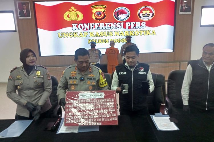 Polisi menunjukkan IS (49), pelaku pembunuhan mayat penuh luka dihadapan awak media di Mapolres Bogor, Cibinong, Kabupaten Bogor, Jawa Barat, Senin (26/12/2022).