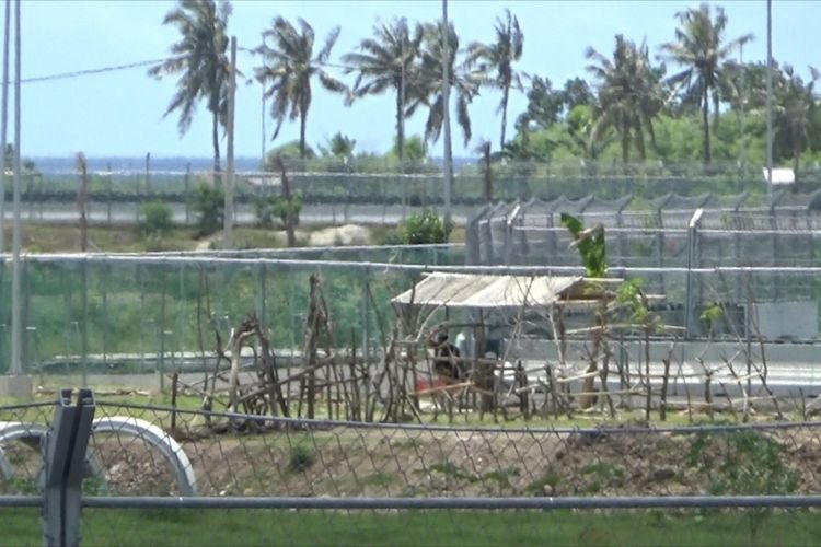 Inilah lahan milik Migrase di dalam kawasan Sirkuit Mandalika yang masih bersengketa, Migrase memagari lahannya karena masih bersengketa, tepat berada di belakang pagar tikungan 14 sirkuit Mandalika.